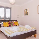 Modern And Chic City Centre Apartment With Parking