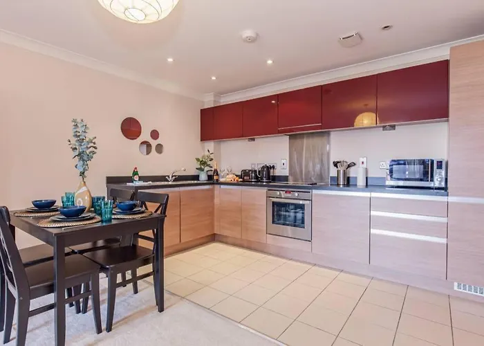 Modern And Chic City Centre Apartment With Parking